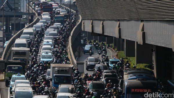 Polusi Udara Jakarta 2026: Kontroversi Larangan Mobil Tua vs Solusi Transportasi Publik yang Masih Amburadul