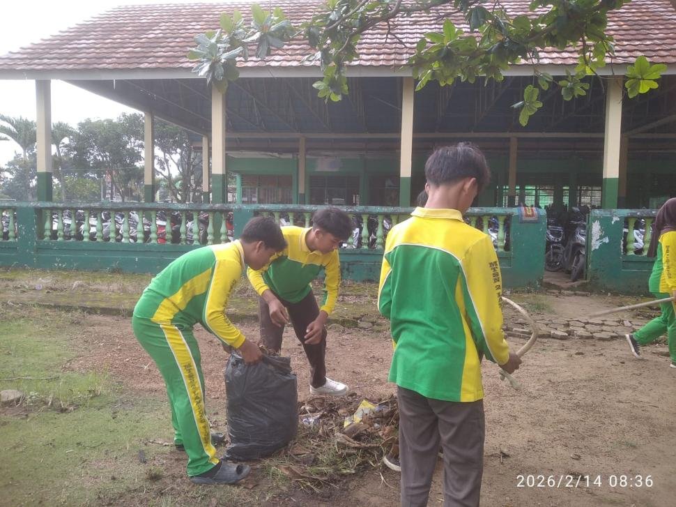 Keren! Siswa MTs Negeri 2 Lampung Timur Gelar Aksi Bersih Lingkungan Sambut Ramadhan
