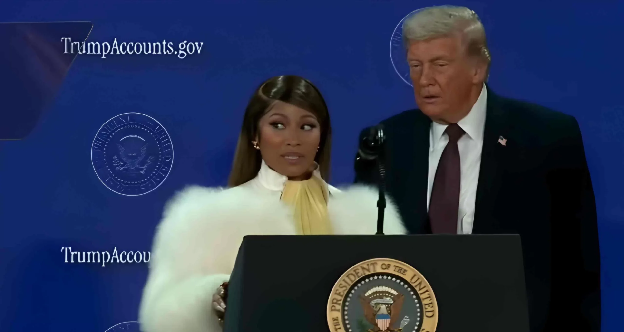 Nicki Minaj Dukung Trump: Deklarasi Fans Berat dan Pujian atas Kukunya