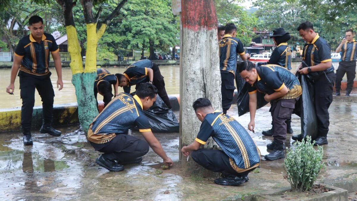 Polresta Samarinda dan Forkopimcam Gelar Kurve Bersihkan Sungai Karang Mumus