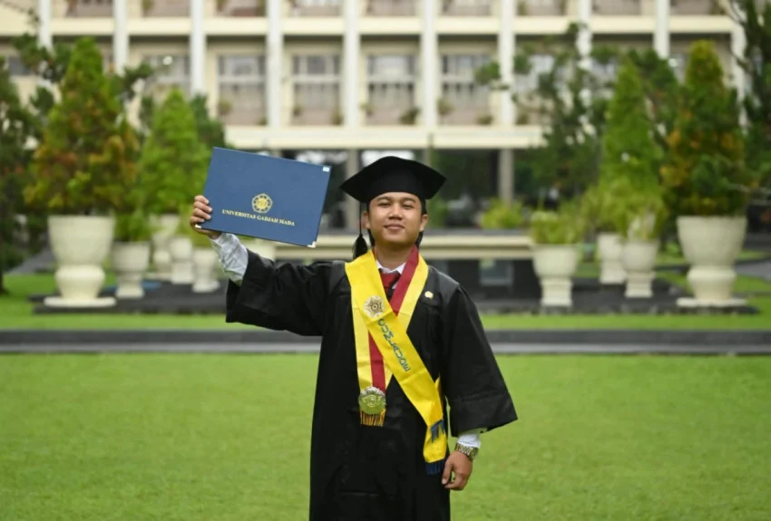 Kuliah Sambil Jadi Driver Ojol: Kisah Inspiratif Aji Ramadan Lulus Cumlaude dari UGM