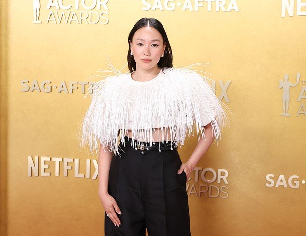 Gaya Bintang Bridgerton Yerin Ha: Crop Top & Celana Panjang Jadi Busana Formal yang Super Chic